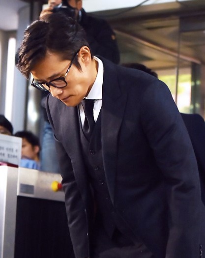 Lee Byung Heon cúi đầu tạ lỗi với người hâm mộ vì scandal "tống tiền" - 6 Lee Byung Heon cúi đầu xin lỗi người hâm mộ và báo giới trước khi bước vào tòa.