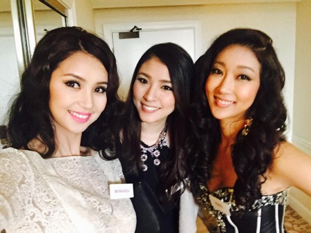 Người đẹp Nguyễn Thị Loan sẽ tham dự phần thi Hoa hậu thể thao - 5 Từ trái sang: Hoa hậu Mông Cổ, Nhật Bản, Hàn Quốc nhanh chóng kết thân.