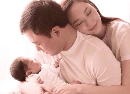 Ngô Bội Từ khoe ảnh hạnh phúc của cô bên chồng tương lai và con gái mới chào đời.