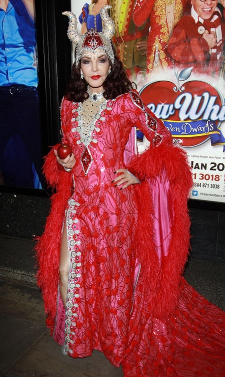 Ngôi sao U70 hóa thân thành nữ hoàng, Lady Gaga màu mè xuống phố