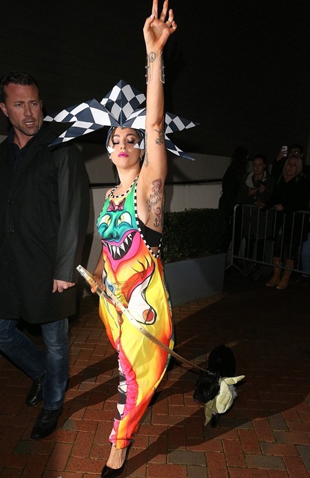 Thay cho chiếc mũ bảo hiểm, Lady Gaga đội một chiếc mũ giấy to tướng trên đầu.