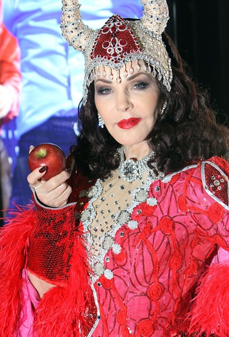 Ngôi sao U70 hóa thân thành nữ hoàng, Lady Gaga màu mè xuống phố