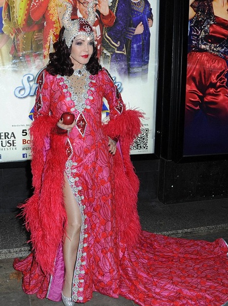 Ngôi sao U70 hóa thân thành nữ hoàng, Lady Gaga màu mè xuống phố