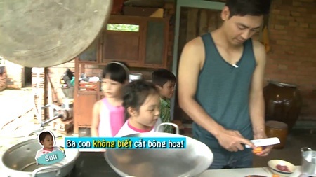 Người lớn cũng “phát sốt” với các nhóc tỳ nhà sao Việt - 9 Cô bé tròn xoe mắt ngưỡng mộ chú
Phan Anh vì biết tỉa cà rốt.