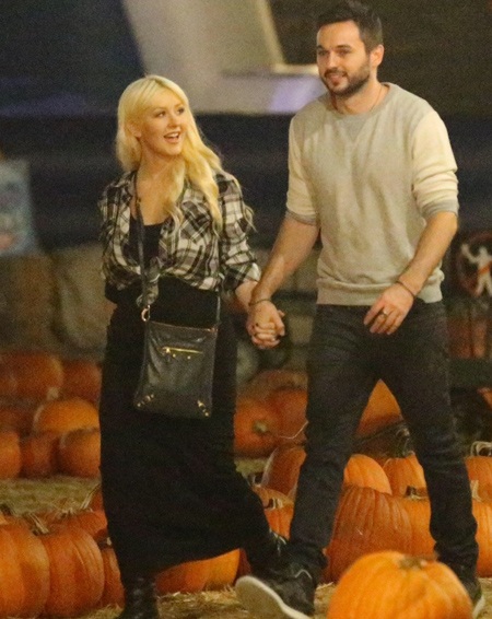 Christina Aguilera quyến rũ với đầm đỏ trễ nải - 5 Normal