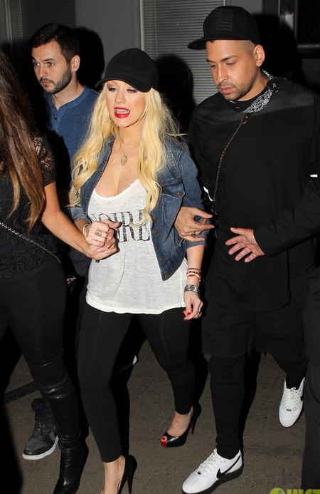 Christina Aguilera quyến rũ với đầm đỏ trễ nải - 8 Bà mẹ hai con trông vô cùng bốc lửa và gợi cảm.