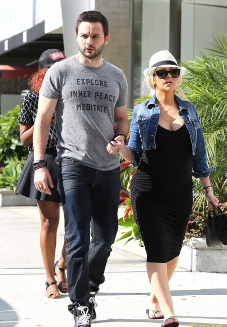 Christina Aguilera quyến rũ với đầm đỏ trễ nải - 9 Bà mẹ hai con trông vô cùng bốc lửa và gợi cảm.