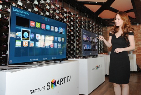Đan Lê đang trải nghiệm TV thông minh Smart TV của Samsung.