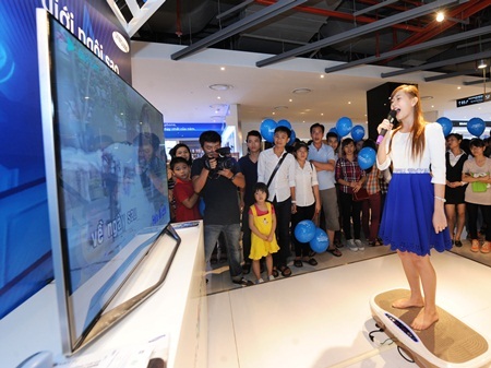 Đan Lê hào hứng thử nghiệm TV thông minh