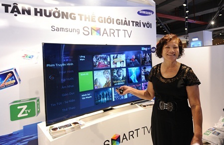 Đan Lê hào hứng thử nghiệm TV thông minh