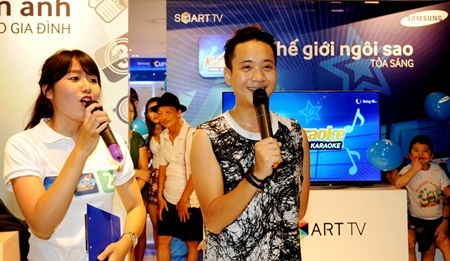 Đan Lê hào hứng thử nghiệm TV thông minh