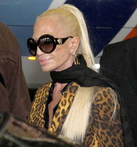 Khi gặp giới săn tin, Donatella vội đeo kính vào và sải bước uyển chuyển tại sân bay.