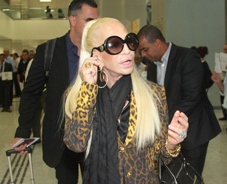 Khi gặp giới săn tin, Donatella vội đeo kính vào và sải bước uyển chuyển tại sân bay.