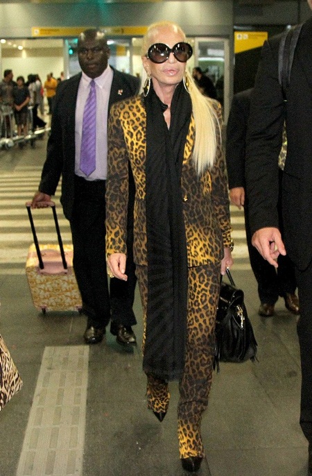 Khi gặp giới săn tin, Donatella vội đeo kính vào và sải bước uyển chuyển tại sân bay.