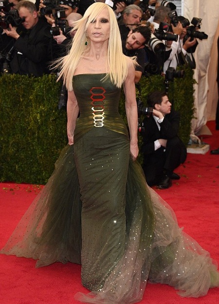 Khi gặp giới săn tin, Donatella vội đeo kính vào và sải bước uyển chuyển tại sân bay.