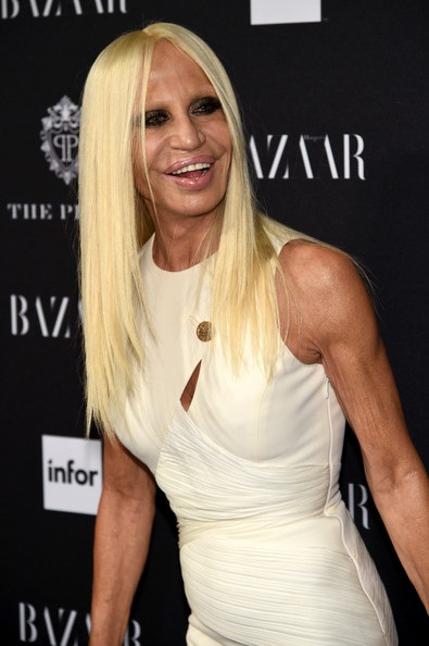 Khi gặp giới săn tin, Donatella vội đeo kính vào và sải bước uyển chuyển tại sân bay.