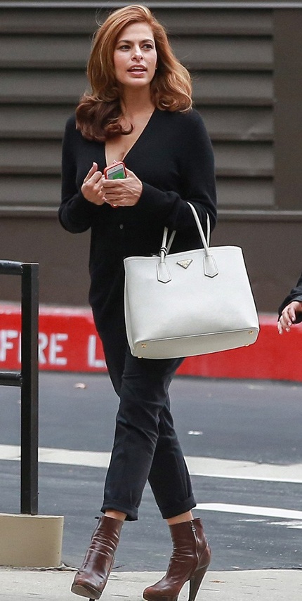 Mỹ nhân gợi tình Eva Mendes thon thả dạo phố sau 6 tuần sinh con