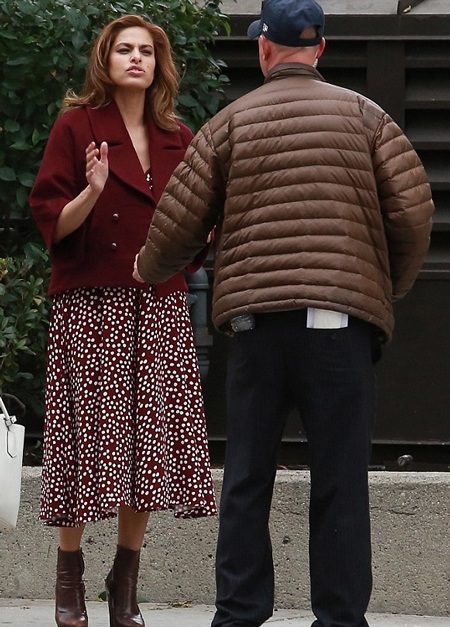 Nữ diễn viên 40 tuổi trao đổi với bạn bè, đồng nghiệp để có 
những bức hình ăn ý.