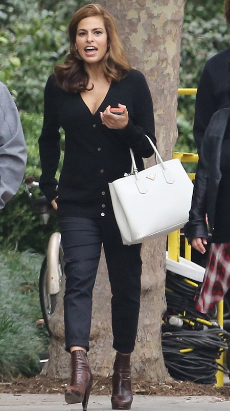 Mỹ nhân gợi tình Eva Mendes thon thả dạo phố sau 6 tuần sinh con