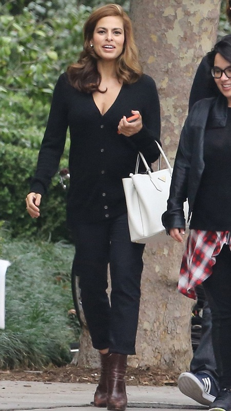 Mỹ nhân gợi tình Eva Mendes thon thả dạo phố sau 6 tuần sinh con