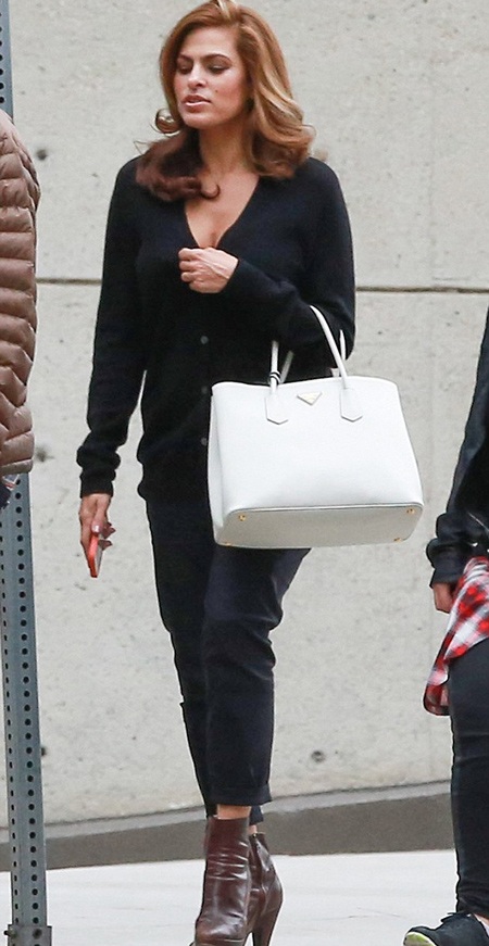 Mỹ nhân gợi tình Eva Mendes thon thả dạo phố sau 6 tuần sinh con