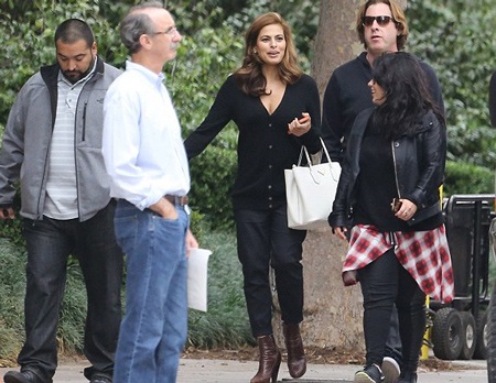 Eva vui vẻ trò chuyện với các đồng nghiệp.