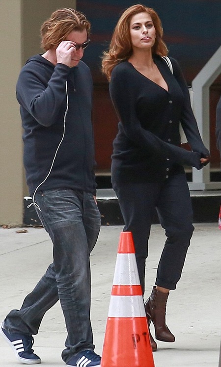 Eva cầm theo chiếc túi xách màu trắng của nhãn hiệu 
Prada