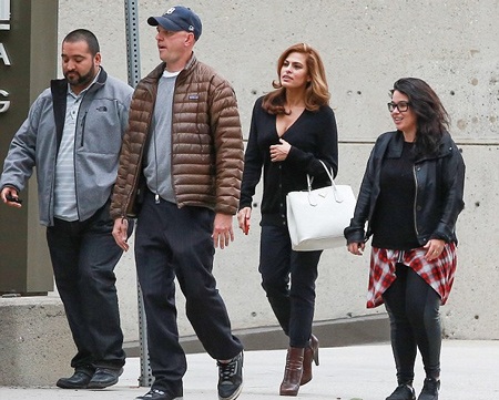 Eva cầm theo chiếc túi xách màu trắng của nhãn hiệu 
Prada