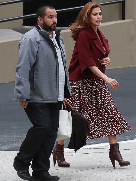 Nữ diễn viên 40 tuổi thay trang phục để tiếp tục buổi chụp 
hình