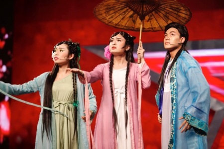 Giám khảo Vietnam’s got talent suýt “phải lòng” với thí sinh giả gái - 1 Thí sinh Thái Duy (giữa) suýt khiến
giám khảo Huy Tuấn phải lòng vì giả gái quá đẹp