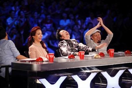 Giám khảo Vietnam’s got talent suýt “phải lòng” với thí sinh giả gái - 2 Ban giám khảo cười nghiêng ngả
trước màn diễn kịch cổ trang xuất sắc của Chuồn Chuồn Giấy