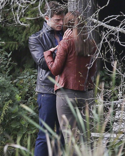 Jamie và bạn diễn Dakota trong một cảnh quay của