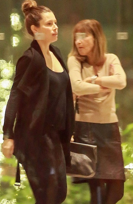 Jessica Biel tiếp tục kín tiếng về chuyện "bầu bí" - 1 Jessica Biel diện đồ đen từ đầu đến chân để che bụng bầu khi gặp bạn bè ở Los Angeles, ngày 7/11.
