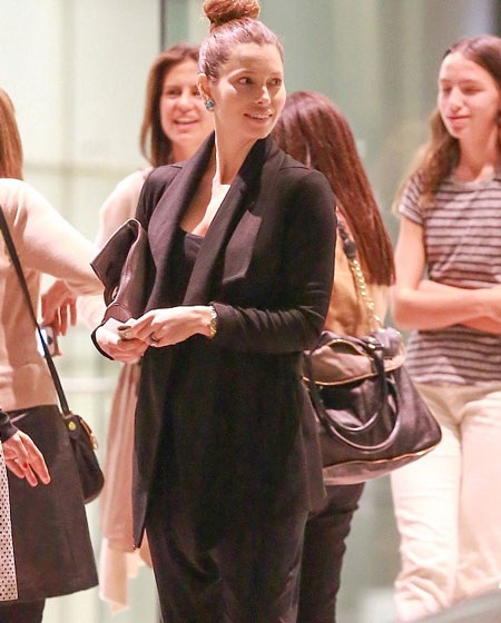 Jessica Biel tiếp tục kín tiếng về chuyện "bầu bí" - 2 Jessica Biel diện đồ đen từ đầu đến chân để che bụng bầu khi gặp bạn bè ở Los Angeles, ngày 7/11.