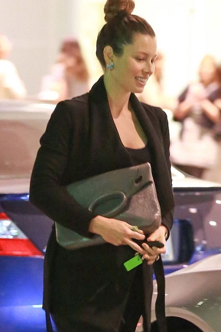 Jessica Biel tiếp tục kín tiếng về chuyện "bầu bí" - 3 Jessica Biel diện đồ đen từ đầu đến chân để che bụng bầu khi gặp bạn bè ở Los Angeles, ngày 7/11.