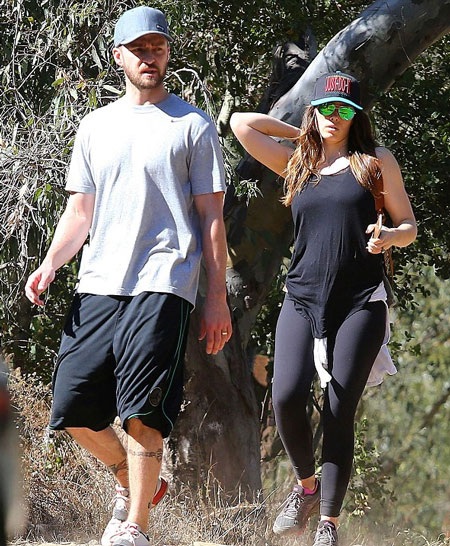 Jessica Biel tiếp tục kín tiếng về chuyện "bầu bí" - 6 Jessica để lộ vòng hai to bất thường trong lần đi mua sắm hồi tháng trước.