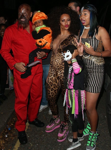 Mel B cùng ông xã và các con đã có một đêm Halloween đáng nhớ và đầy màu sắc. 