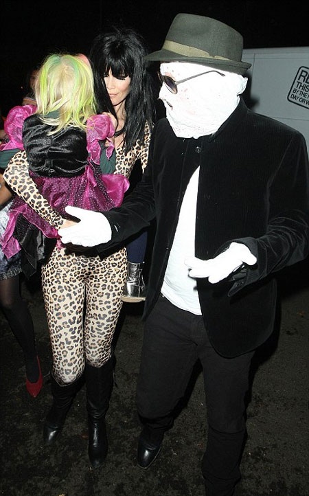 Vợ chồng siêu mẫu Claudia Schiffer cũng khiến nhiều người khó nhận ra. 