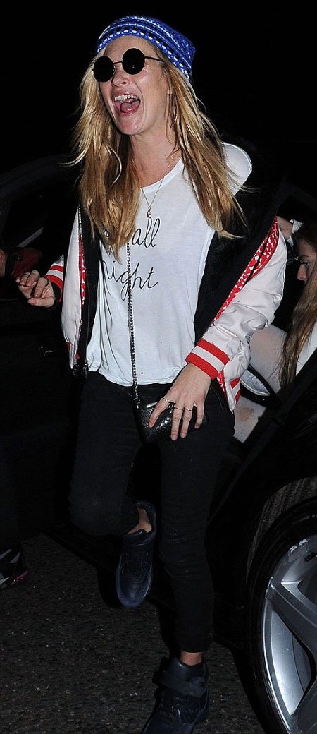 Siêu mẫu 40 tuổi Kate Moss bất ngờ biến mình trở thành người đẹp tuổi teen Cara.