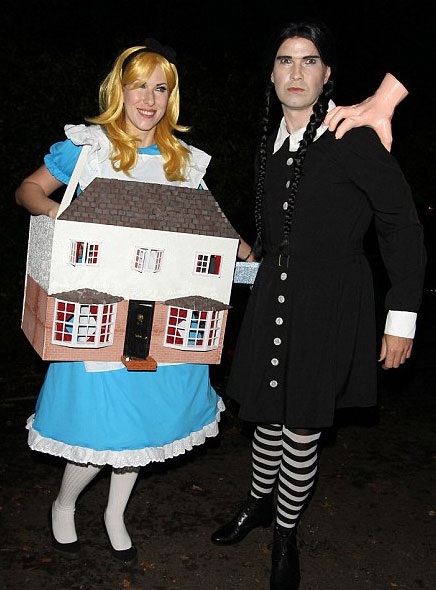 Siêu mẫu 40 tuổi Kate Moss bất ngờ biến mình trở thành người đẹp tuổi teen Cara.