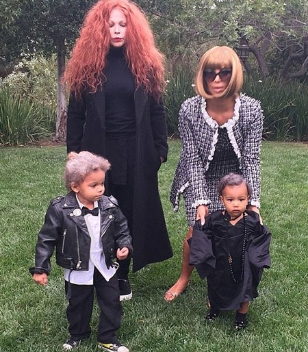 Cô con gái 16 tháng tuổi North West của Kim cũng được hóa trang thành cô phù thủy nhí.