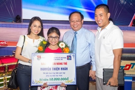 Quán quân Giọng hát Việt nhí Thiện Nhân được trao học bổng - 1 Vợ chồng Cẩm Ly hiện diện cùng học
trò cưng Thiện Nhân trong lễ trao giải