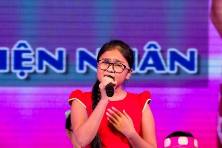 Quán quân Giọng hát Việt nhí Thiện Nhân được trao học bổng - 2 Thiện Nhân xúc động hát tặng mọi
người bài hát “Mẹ yêu con”