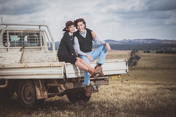 Tấn Khang - Mâu Thuỷ “tình tứ” ở xứ sở cừu Merino - 4 Tấn Khang đẹp hút hồn giữa trang trại cừu Merino, Úc