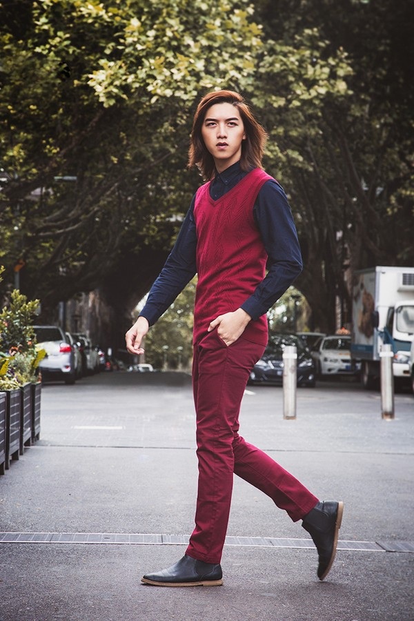 Tấn Khang - Mâu Thuỷ “tình tứ” ở xứ sở cừu Merino - 8 Trang phục Len lông cừu với màu sắc thiên nhiên đầy cảm hứng
giữa đồng cỏ nước Úc