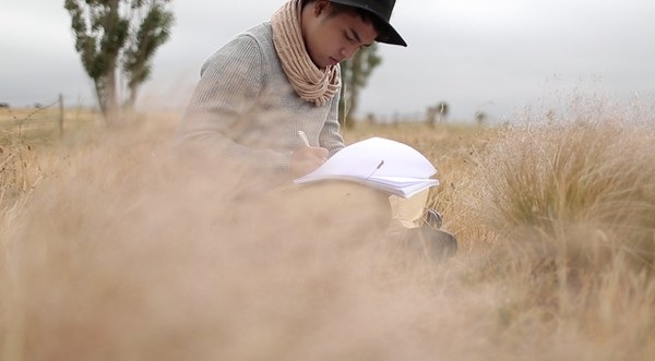 Tấn Khang - Mâu Thuỷ “tình tứ” ở xứ sở cừu Merino - 9 Trang phục Len lông cừu với màu sắc thiên nhiên đầy cảm hứng
giữa đồng cỏ nước Úc