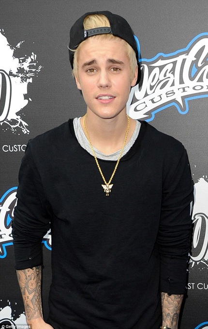 Selena Gomez vẫn còn yêu Jusin Bieber tha thiết - 3 Justin Bieber gây sốc khi nhuộm tóc vàng