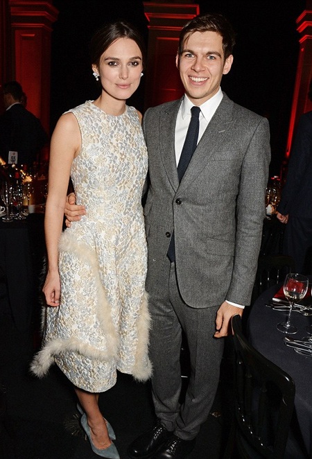 Keira Knightley khoe có “tin vui” - 5 Keira và chồng - một ca sĩ nhạc rock xuất hiện bên nhau tại một bữa tiệc ở Anh vào tuần trước.