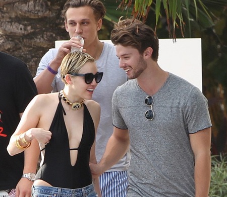 Miley Cyrus và con trai Arnold Schwarzenegger ngày càng quấn quýt - 2 Cặp tình nhân trẻ dính chặt lấy nhau khi xuất hiện gần khách sạn họ đang nghỉ.