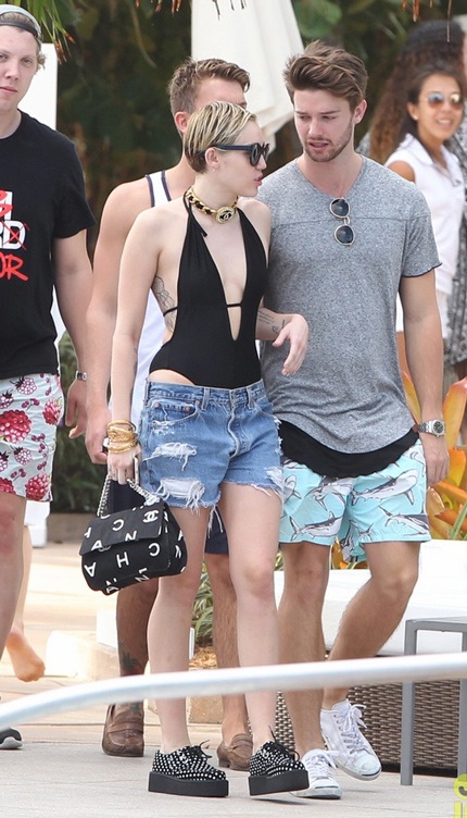 Miley Cyrus và con trai Arnold Schwarzenegger ngày càng quấn quýt - 3 Cặp tình nhân trẻ dính chặt lấy nhau khi xuất hiện gần khách sạn họ đang nghỉ.